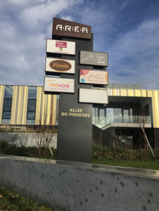  totems extérieurs publicitaires à Amiens, Dunkerque et Roubaix
